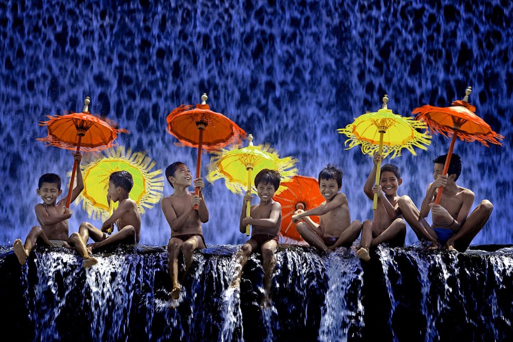 ninos-jugando-catarata_1121-45